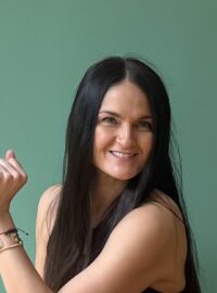 Headshot of Amanda Gates, Yoga Teacher at Yogamaya