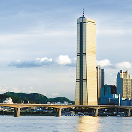 这是一个快速发展的数字化城市的街景，前面写着“随着金融市场的发展和客户需求的变化”。