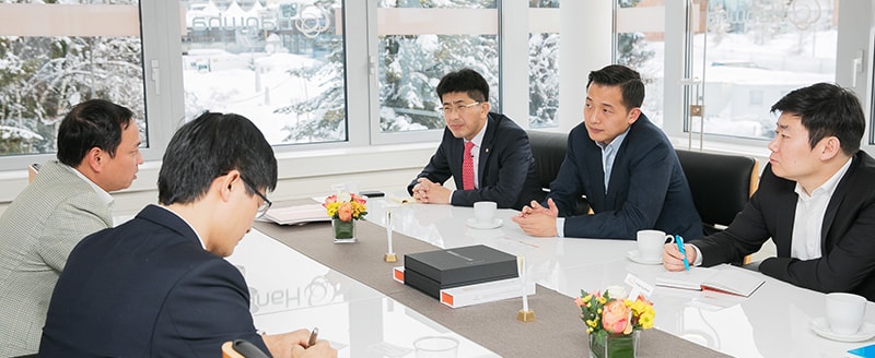 出席2018年达沃斯论坛的韩华Q CELLS首席副总裁金东官(右二)与越南最大的电信及移动运营商越南军用电子电信公司(Viettel)副总经理阮孟洪(Nguyen Manh Hung,左一),探讨了双方在军工行业的业务合作加强及扩大方案。