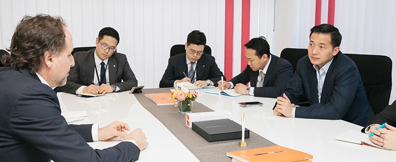 韩华Q CELLS首席副总裁金东官(最右)与Capricorn投资公司创始人Ion Yadigaroglu(最左)在位于达沃斯的韩华办公楼探讨了第四次工业革命所带来的变化。