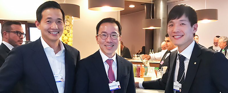 1月23日,韩华Q CELLS首席商务官金东官(左)、韩华生命保险创新官金东元(右)在达沃斯论坛上与新加坡经济发展局主席马宣仁会晤,双方就企业的使命在于创造可持续经济发展达成了共识